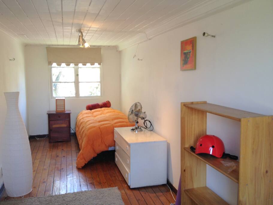 Habitación Nº1 se encuentra equipada, cuenta con cama 1 plaza, wifi y TV cable