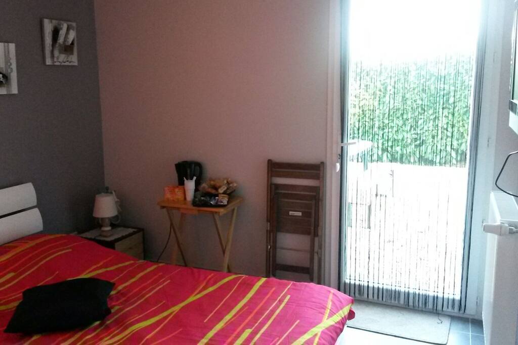 Votre entrée privative : Porte fenêtre donnant accès à votre chambre depuis le jardin
