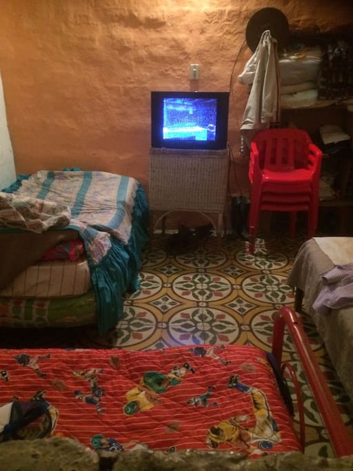 Cuarto con 3 camas sencillas, casa en adobe, televisor con antena aerea, cuenta con wifi internet