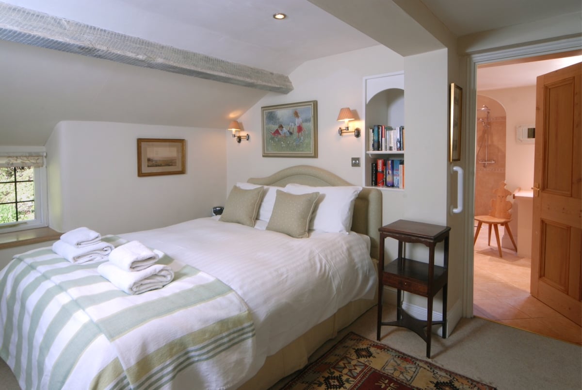 King në katin përdhes -sized walk-in ensuite - i përshtatshëm për qasje në karrige me rrota