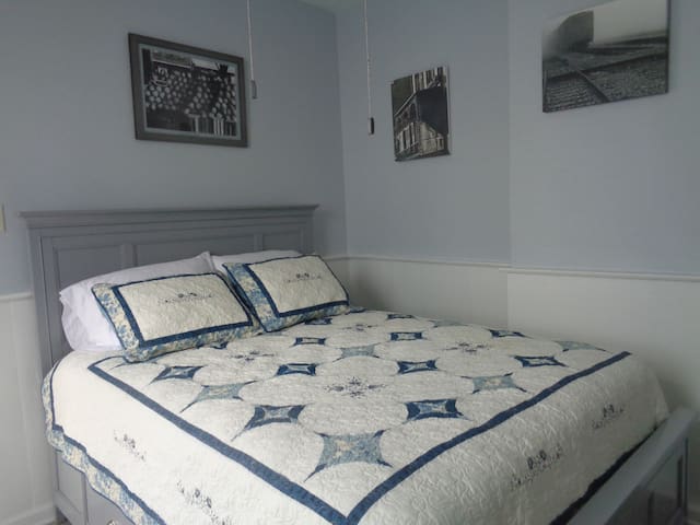 Cozy Private Efficiency Bedroom w/ Bath, Uptown