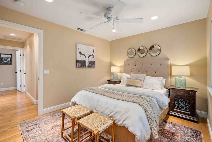 Брачен кревет (широк 150-179 см), облечен во удобни чаршафи и луксузни чаршафи. Втора бања со тоалет
Има само чекори надолу по ходникот.