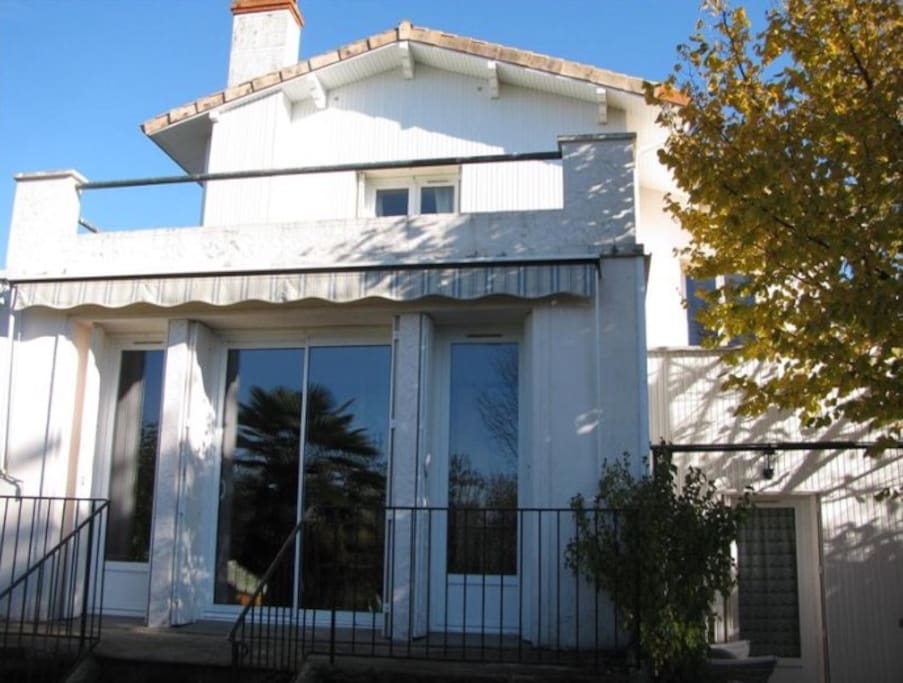maison ensoleillée sur la terrasse de derrière sans vis à vis