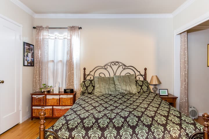 Dormitorio #1 (con capacidad para 1 o 2 personas) - Cómoda cama tamaño queen con colchón Tempur-Pedic