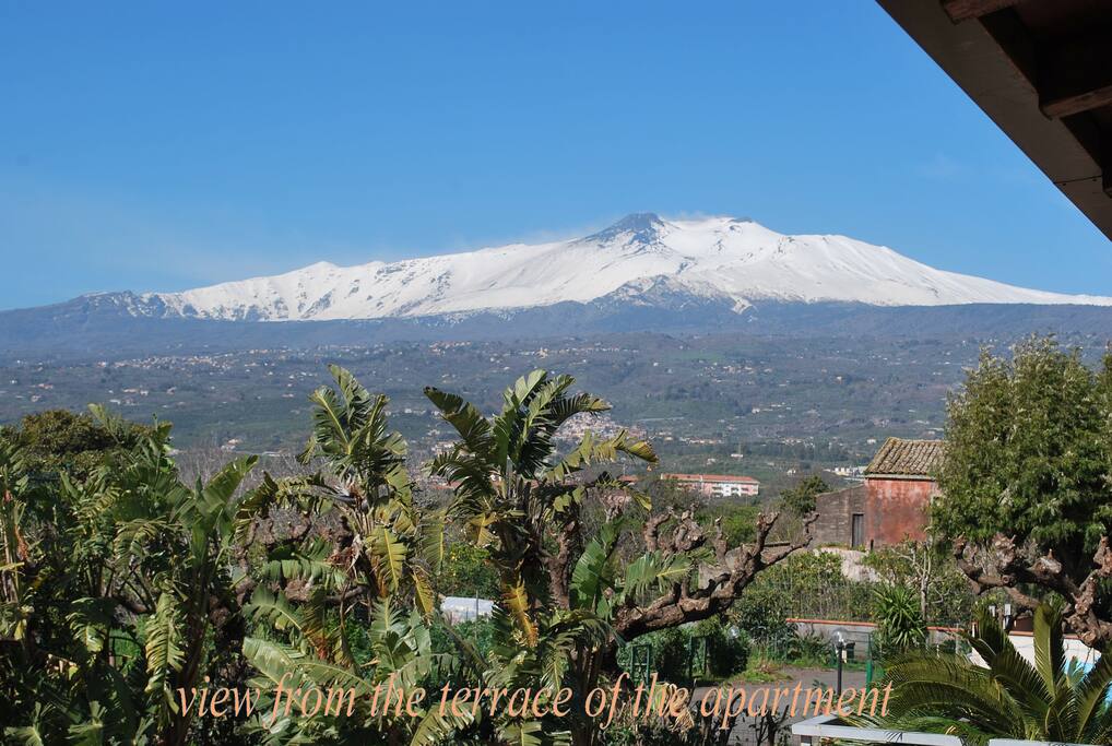 Etna view from the terrace.
L'Etna dal terrazzino.