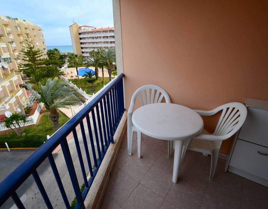 Sitzecke auf dem Balkon, Blickrichtung Meer.