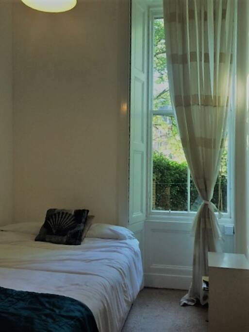Room facing the garden, quiet and luminous