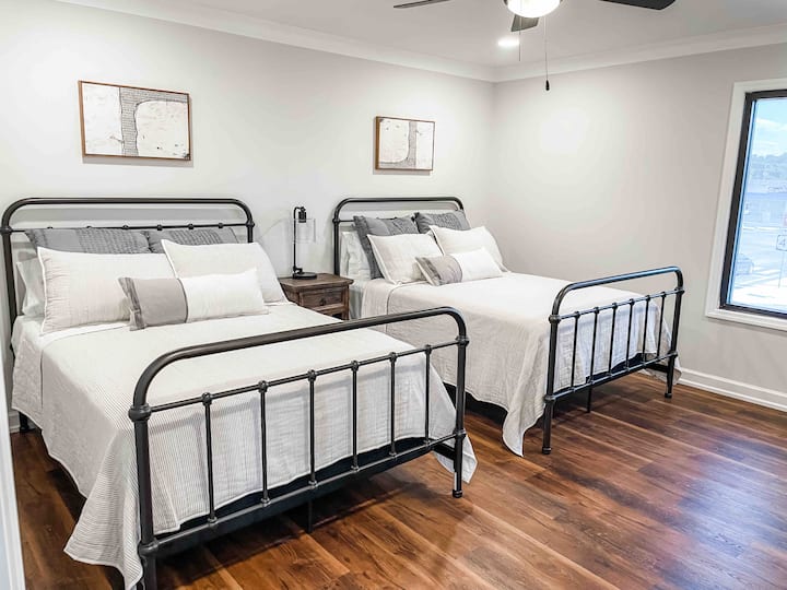 Segundo dormitorio con 2 camas de tamaño completo.