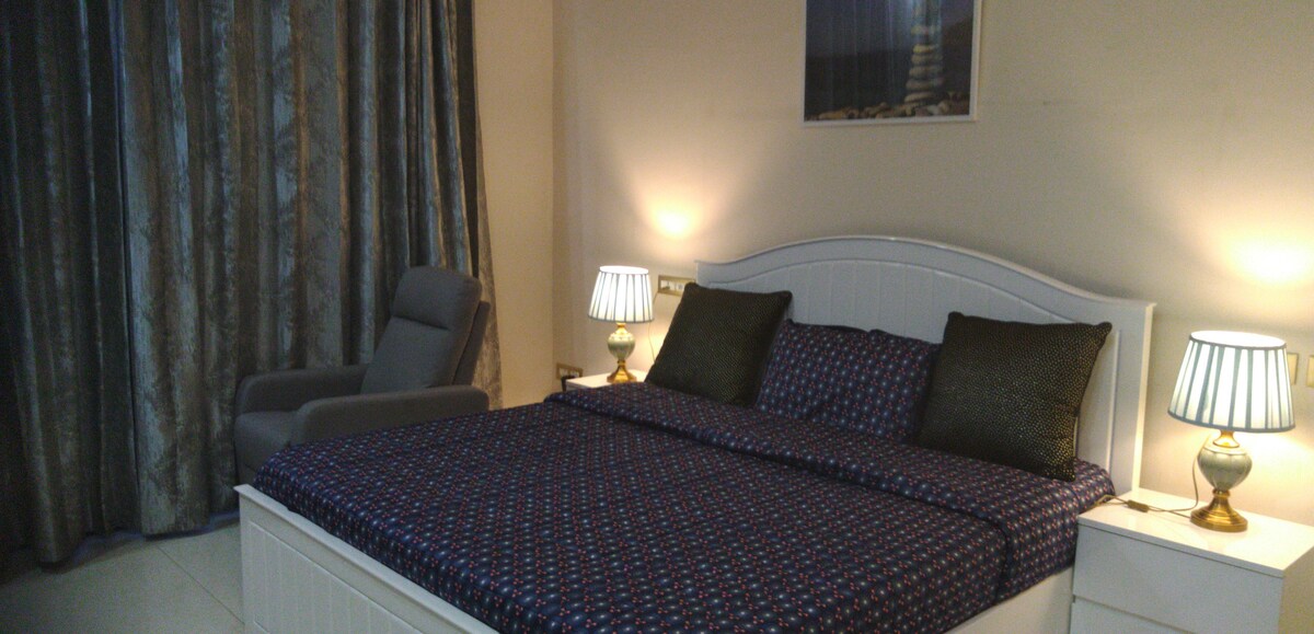 Spálňa a televízor na internet a elektrické kreslo