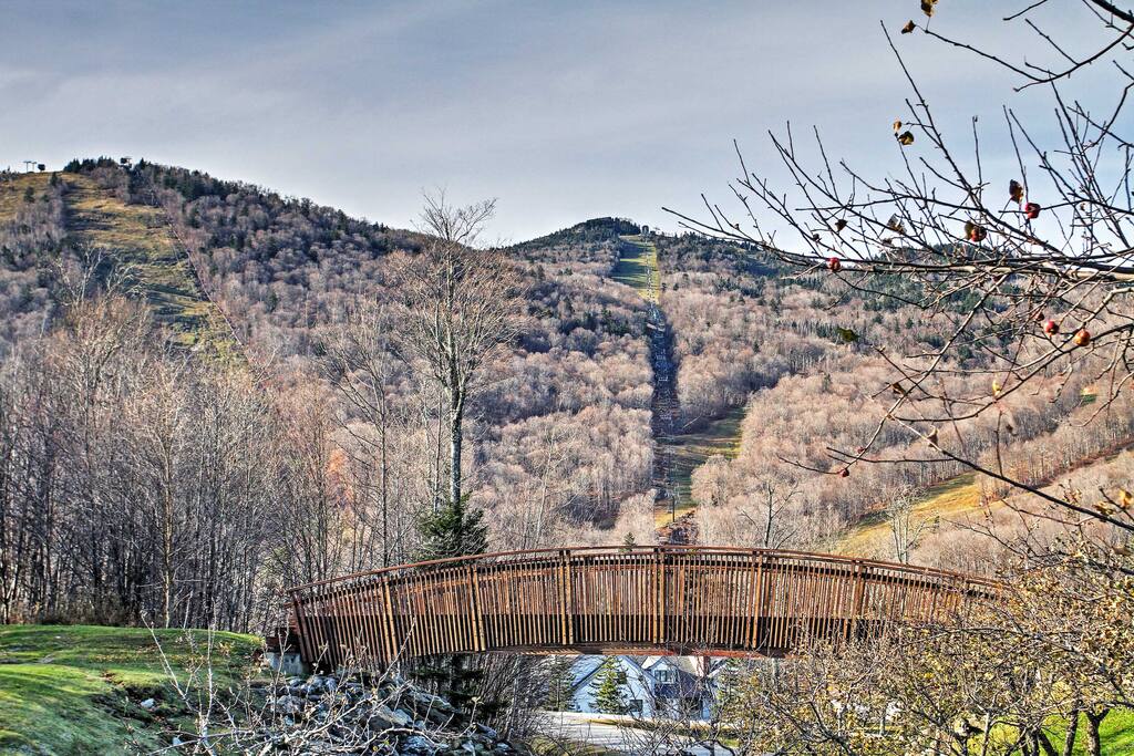 With splendid mountain views everywhere you turn on the property, this vacation rental house promises a rejuvenating retreat!