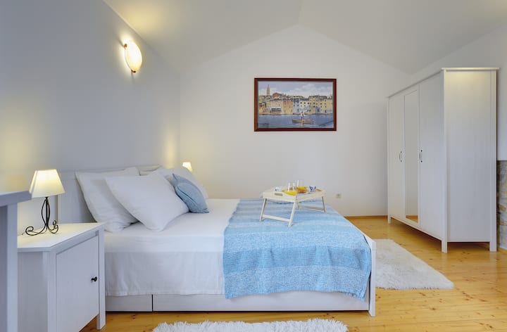 Dormitorio para dos personas en el segundo departamento.
