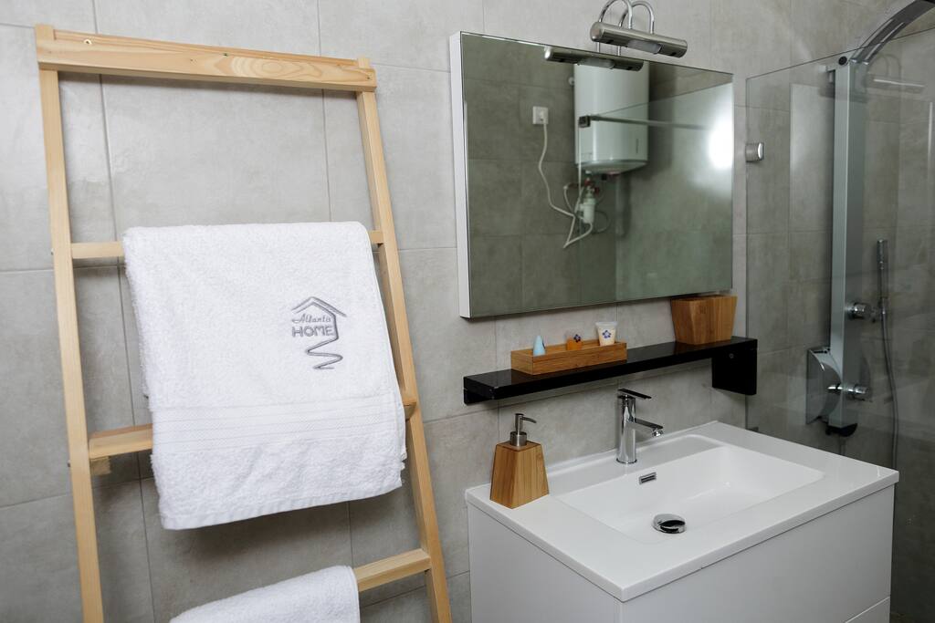 Salle d'eau avec douche italienne