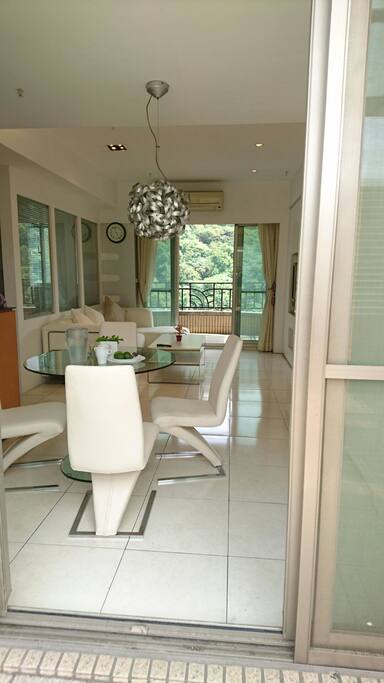 從餐廳往客廳方向的景(The view from dining room to living room)