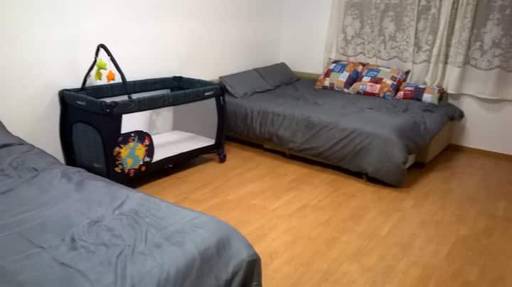 Vrlo prostrana soba s parketom. 2 kauča na razvlačenje i putni krevetić za bebe 