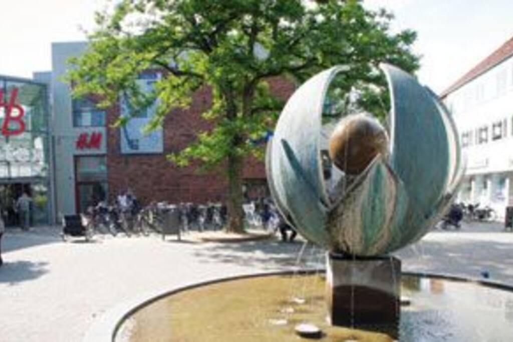 Central square, Herlev Torv. In the background the entrance of shopping centre «Herlev Bymidte»