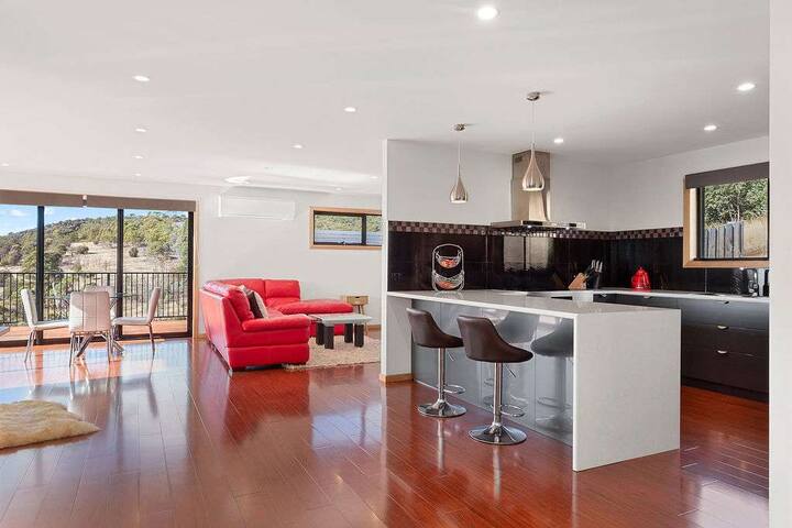 Modern, spacious & sunny home with stunning views. gallery image 4