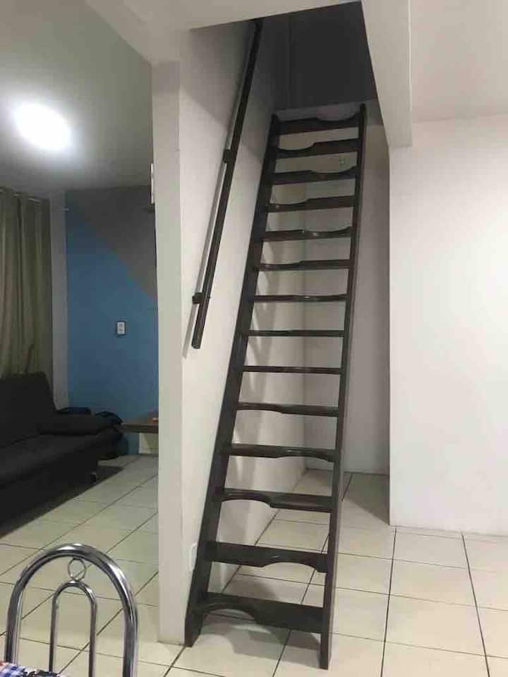 אנשים עם ניידות מוגבלת צריכים לקחת בחשבון שהם צריכים לטפס במדרגות כדי לגשת לחדרי השינה,למדרגות, כפי שניתן לראות בתמונה ובתיאור של הנכס, וגם ב - Instagram @ airbnbtorreshighlights in highlights videos House 1