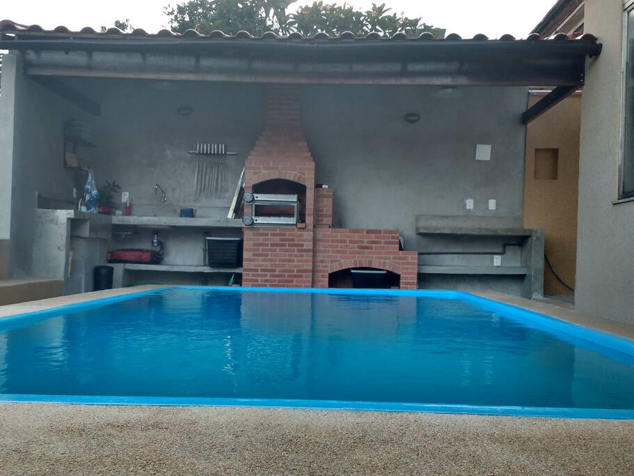 Piscina e churrasqueira com fogão a lenha.