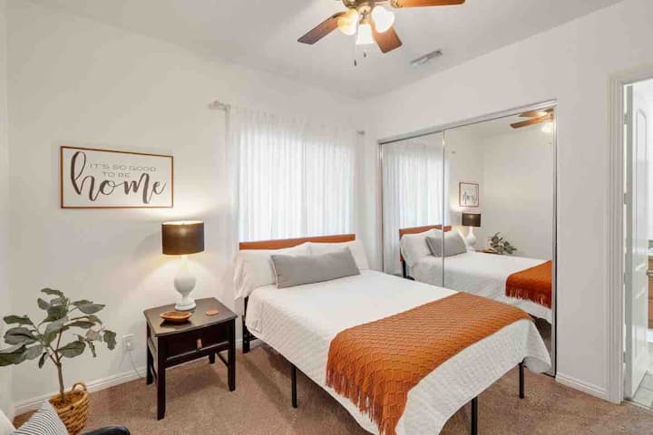 Спалня с двойно легло