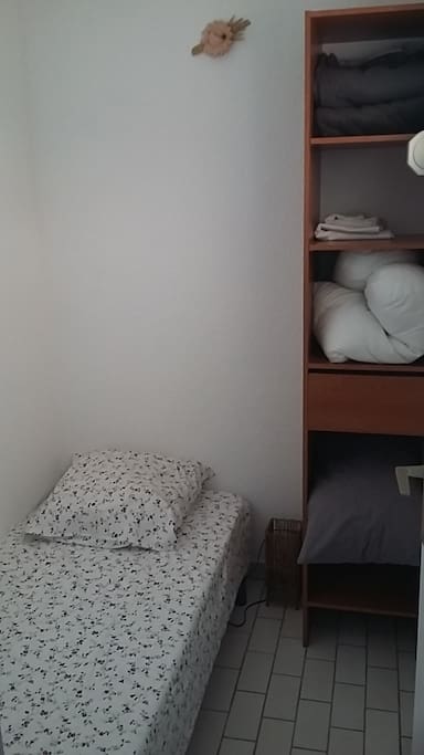 Cabine indépendante avec fenêtre, avec lit 1 place et rangements.