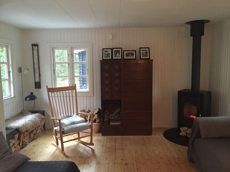 Husets opholdsrum med sofa og en seng