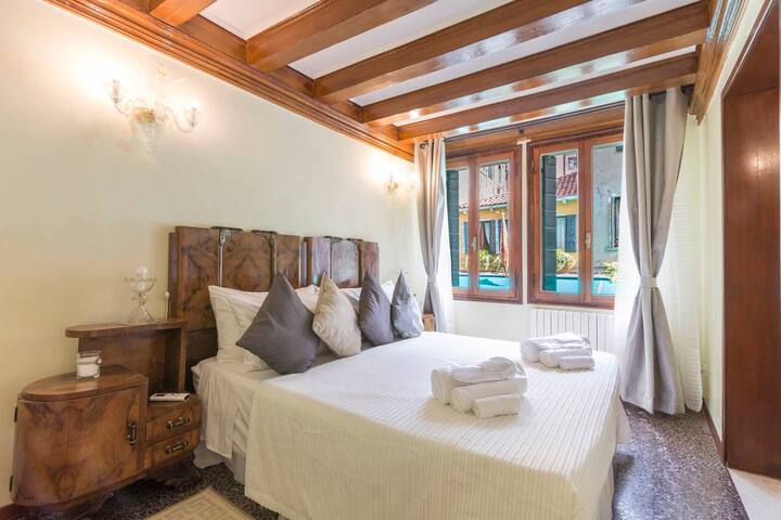 RESIDENCE SUITE IN VENICE gallery image 3