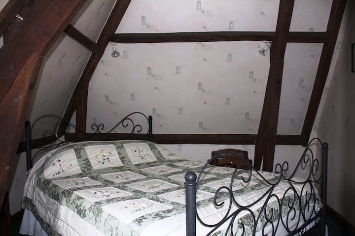 Спална соба со двоен кревет и фантастичен поглед кон долината