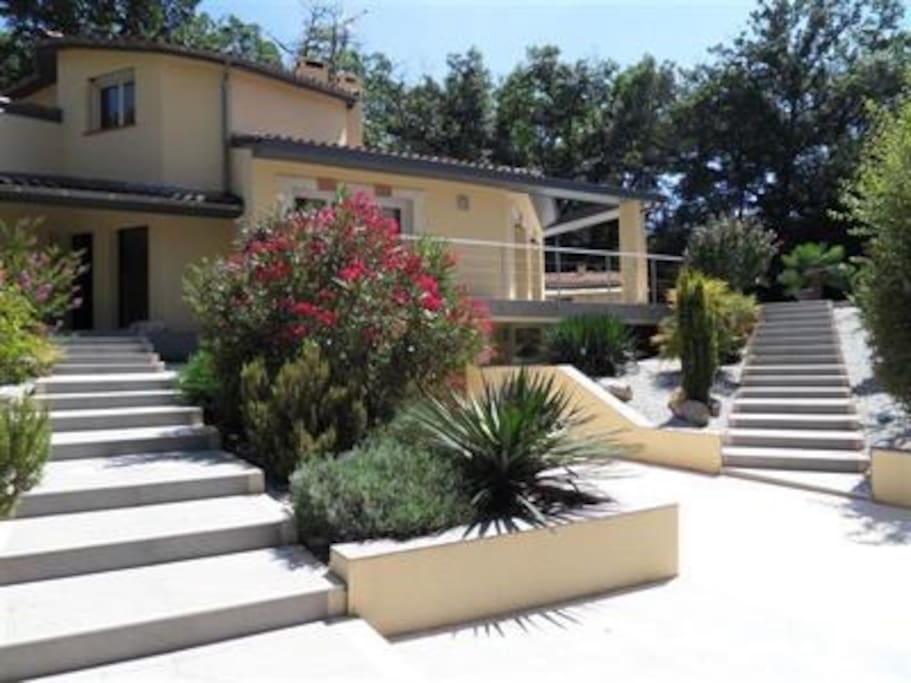 Accès à la maison principale en contrebas de la maisonnette