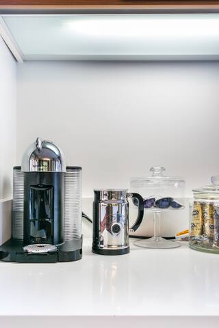 Stunning Hollywood Hills Designer Estate with City Views gallery image 3