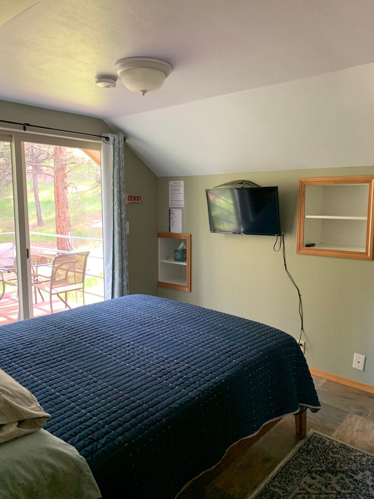 Საძინებელში არის ტელევიზორი