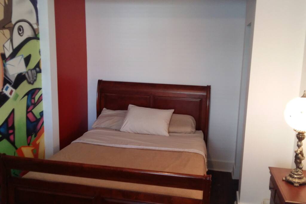 Chambre 1 - Lit queen size avec penderie et commode