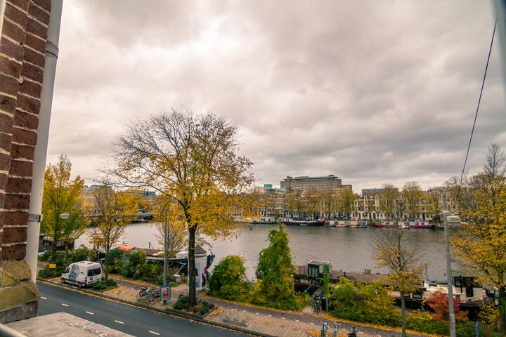 Elegant and spacious home on Amstel River gallery image 3