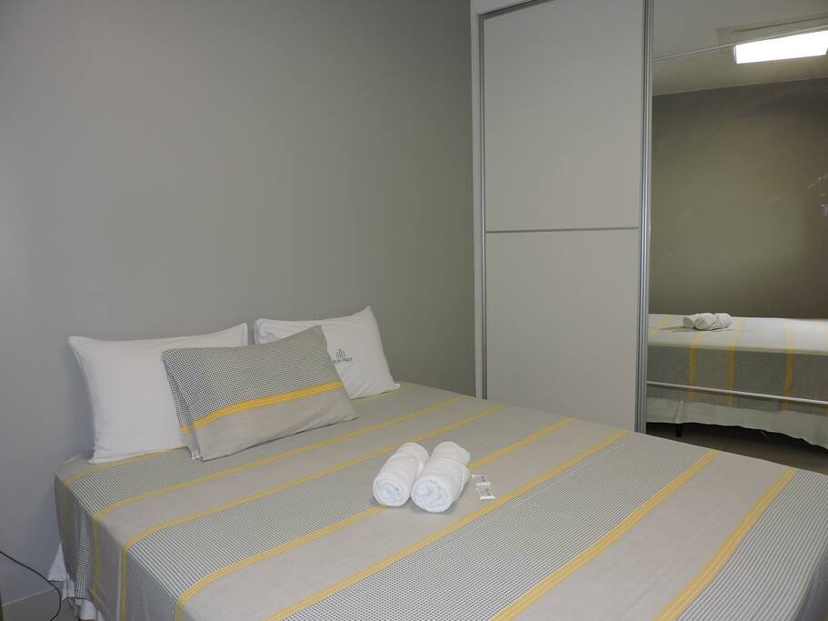 Guarda Roupa com cabides e edredom