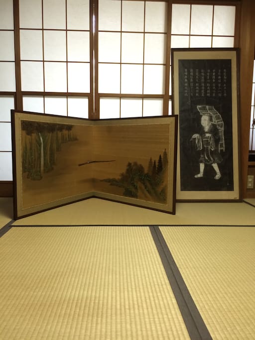 襖や屏風も歴史あるものです。It is the traditional Japanese style "Byobu"