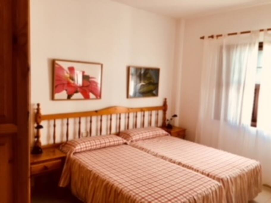La habitación con dos camas, y armario amplio.