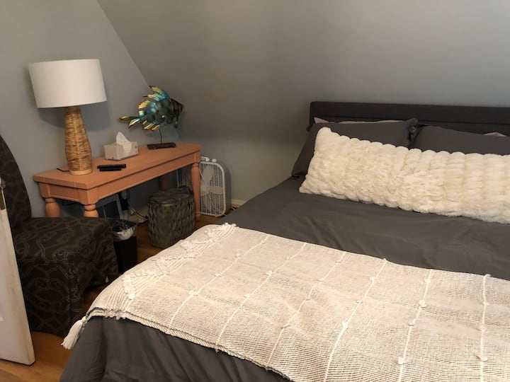 ห้องนอนใหญ่พร้อมเตียงควีนไซส์ 2 หลัง