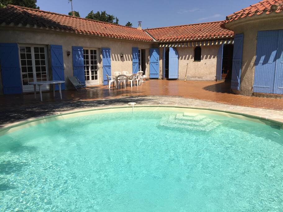 La piscine et la villa