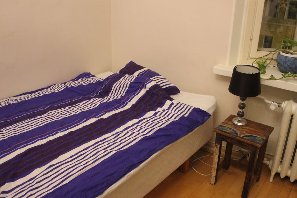 The room has a 120 cm wide bed.