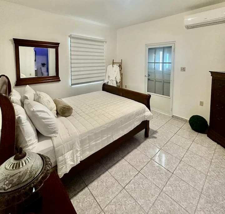 Jedan bračni krevet (širine 150-179 cm) s privatnom kupaonicom 