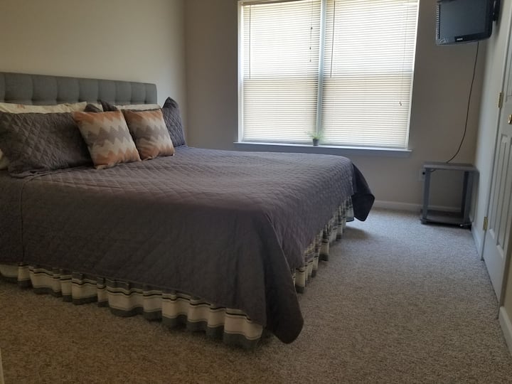 Dormitorio principal (tamaño king) con baño privado