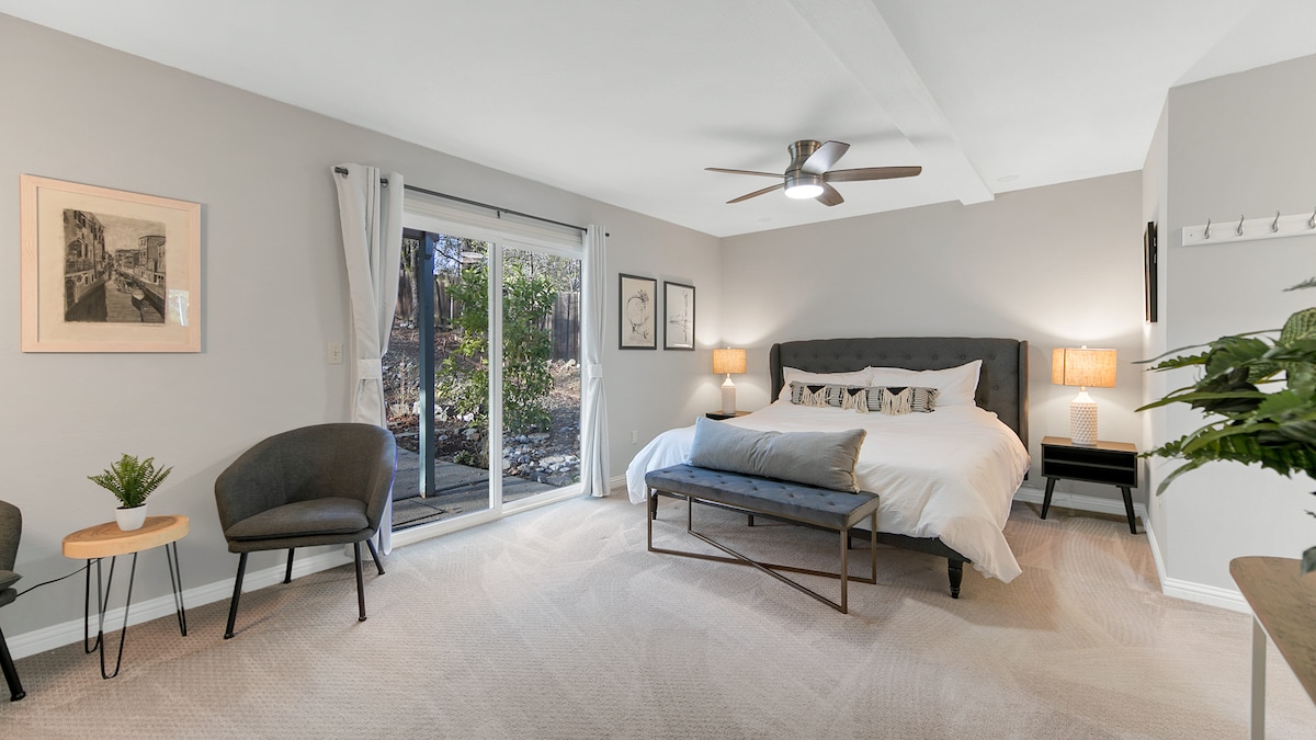 Chambre principale avec lit King Size, salle de bain attenante et télévision 65 pouces.