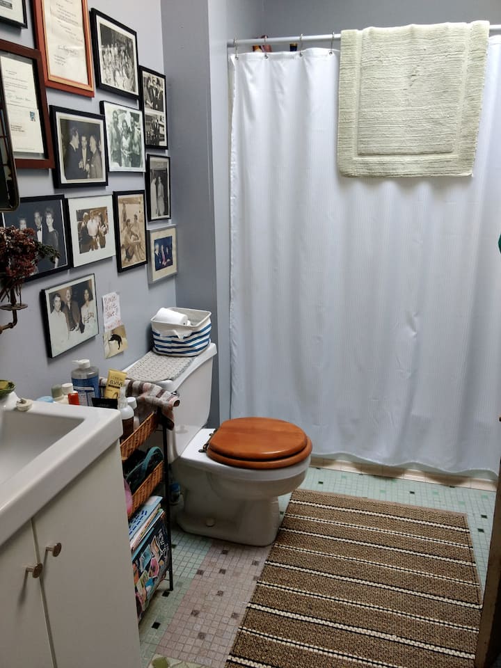 private room - center of Hudson on Warren