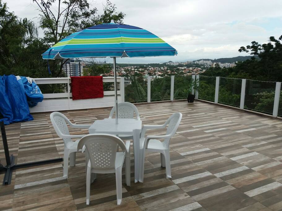 terraço com vista para o mar.