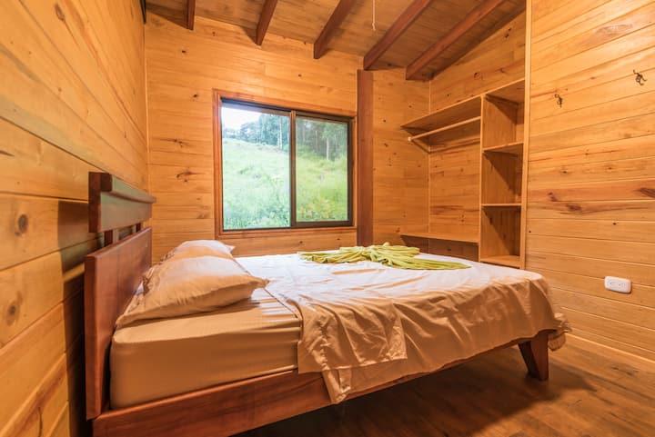 Dormitorio delantero izquierdo en la planta superior.