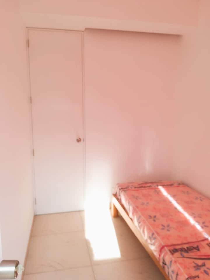 Საძინებელი 3 პირადი საწოლით და ჩაშენებული აბაზანა-ტუალეტით.