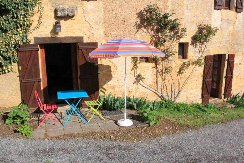 Prendre le repas dans l'espace aménagé devant l'entrée. (rue non passagère)
