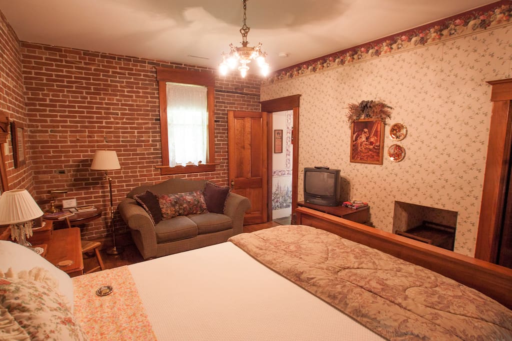 Queen bed, sofa, TV