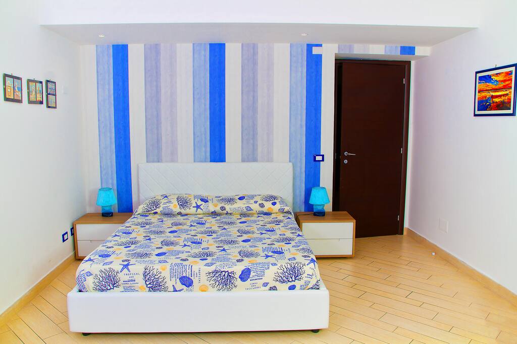 Camera da letto matrimoniale con balconcino ed aria condizionata