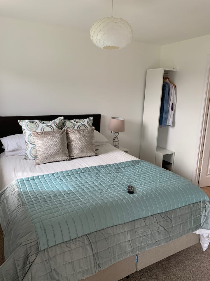 Spálňa , posteľ môže byť nastavená ako veľká manželská posteľ alebo dvojlôžková izba.