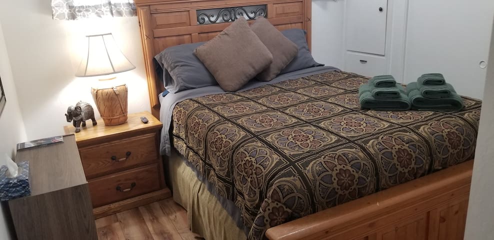 Queen size room/ Hot tub & pool/5mins to Heavenly.